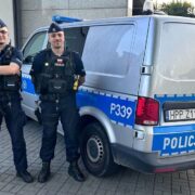 Policjanci uratowali mezczyzne z pozaru