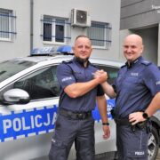 Policjanci uratowali roczne dziecko