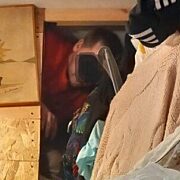 Poszukiwany schowal sie pod ubraniami