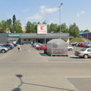 Potrącenie na parkingu sklepowym