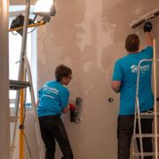 Wolontariusze z usa remontuja mieszkania