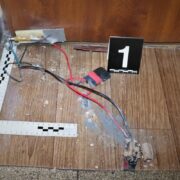 Ładunek pod drzwiami