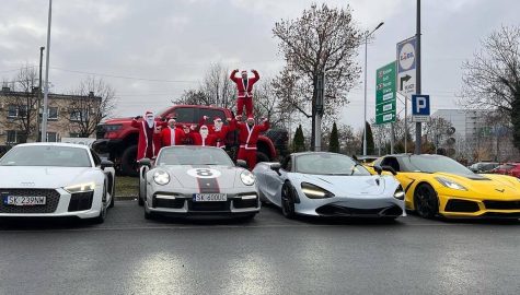 orszak mikołaja w sportowych samochodach