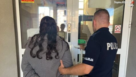 zrzucila ze schodow kolezanke
