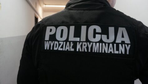 37 758437
