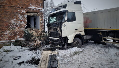 ciężarówka wjechała w budynek