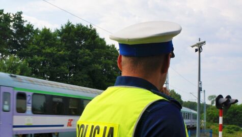 wjechał na przejazd kolejnowy na czerwonym