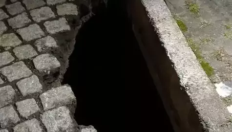 Zapadnięta jezdnia w cieszynie