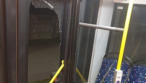 mężczyzna wybił szybe w autobusie