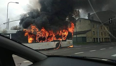 Autobus płonący