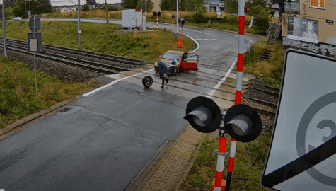 samochód utknął na przejeździe kolejowym