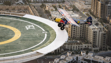 Czepiela laduje na helipadzie fot Samo Vidic Red Bull Content Pool