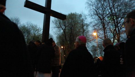 Foto Droga Krzyzowa ulicami Katowic podpis Biuro Prasowe Archidiecezji Katowickiej