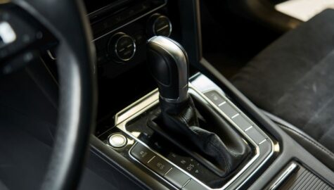 Jakie są zalety posiadania samochodu z automatyczną skrzynią biegów w mieście