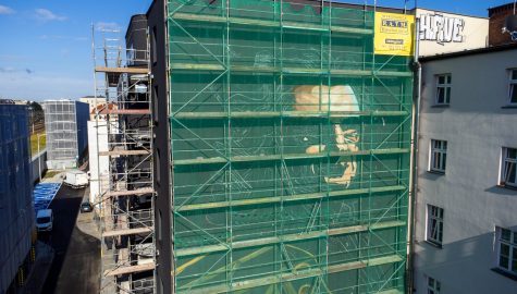 Mural przedstawiający sylwetkę Zbigniewa Wodeckiego powstaje na ul Tylnej Mariackiej Fot K Kalkowski