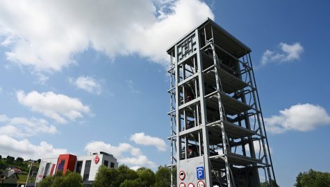 Pr A3bny monta AA1 4 i uruchomiona maszyna bez obudowy fot Grand Vertical Parking