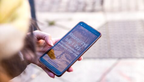 System ostrzega uzytkownikow smartfonow o zblizajacym sie niebezpieczenstwie Fot Sy Rybok