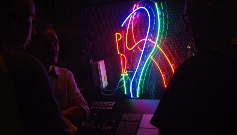 Szlak neonow spacer pierwsza sciezka Szlaku fot UMK