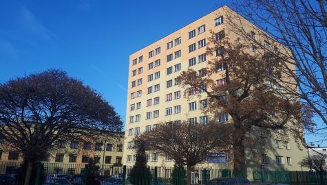 Szpital w Pszczynie i jesienne drzewa w neglizu 01