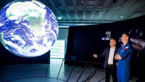 Sławosz Uznański Wiśniewski w planetarium