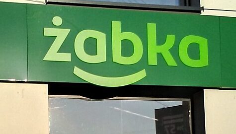Tomaszow Mazowiecki w wojewodztwie lodzkim Jeden z tomaszowskich sklepow sieci Zabka z nowym logotypem PL EU CC0