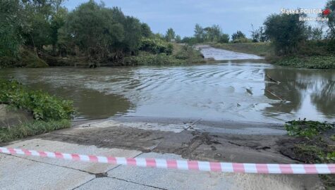 Auto porwane przez rzeke