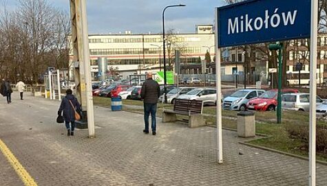 Csm Mikolow peron i podrozni tablica z nazwa stacji widok z pociagu fot Katarzyna Glowacka ed0ac9202e