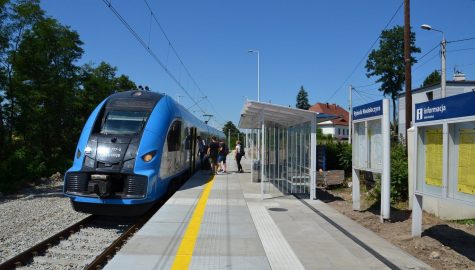 Csm Pociag przy nowym peronie w Rybniku Niedobczycach podrozni na peronie wiata i tablice informacyjne fot Katarzyna Glowacka 2 99ba8fefcf