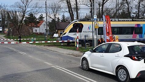 Csm Samochod oczekujacy przed zamknietymi rogatkami przed przejazdem kolejowo drogowym Po torach jedzie pociag fot Piotr Hamarnik d56887f2fb