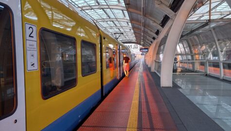 Csm Stacja Gliwice podrozny wsiada do pociagu fot Katarzyna Glowacka 7b5d92cf6a
