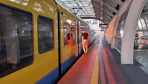 Csm Stacja Gliwice podrozny wsiada do pociagu fot Katarzyna Glowacka e18c335330