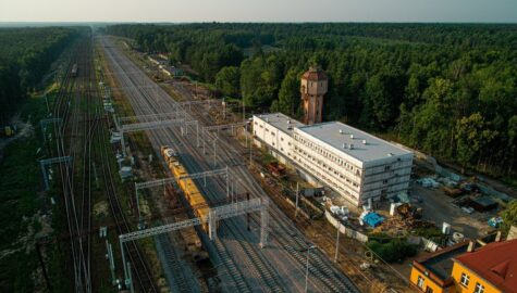 Csm Stacja Herby Nowe z lotu ptaka widac nowe wybudowane Lokalne Centrum Sterowania i pociag techniczny fot Szymon Grochowski 183ee0505c