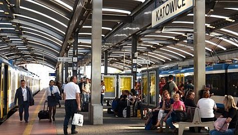 Csm Stacja Katowice podrozni na peronie przy peronie pociagi fot Katarzyna Glowacka 4ca1363e4e