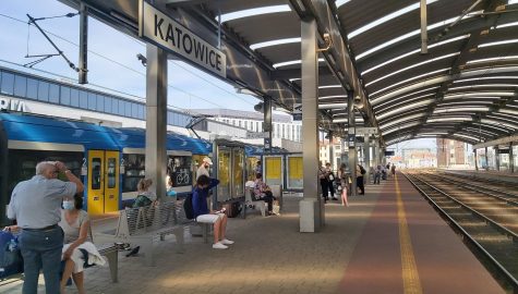 Csm Stacja Katowice podrozni na peronie w tle pociag fot Katarzyna Glowacka 3c7d53c486