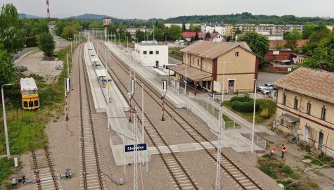 Csm Stacja Skoczow widok z lotu ptaka na dwa nowe perony tory i siec trakcyjna w tle budynek LCS fot Adam Roik 2817bd8652
