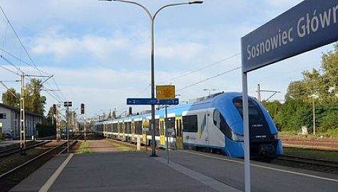 Csm Stacja Sosnowiec Glowny widoczny pociag na peronie tablica z nazwa stacji fot Katarzyna Glowacka 222b0fa101