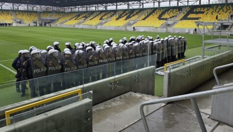 Cwiczenia policjantow na stadionie