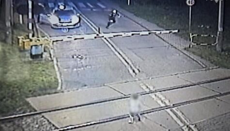 Dziecko na przejezdzie kolejowym