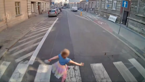 Dziecko wbiegło pod autobus