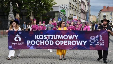 Kostiumowy pochod operowy
