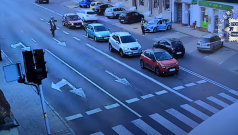 Na jednym kole obok policjantow