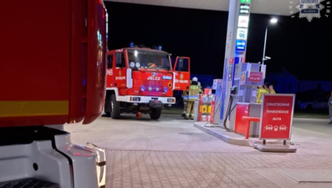 Oblal paliwem policjantow