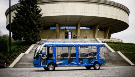 bus w parku śląskim