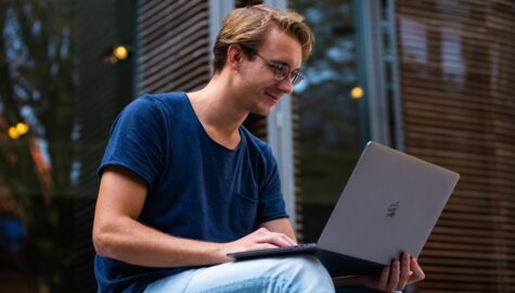 Pexels buro millennial 1438081