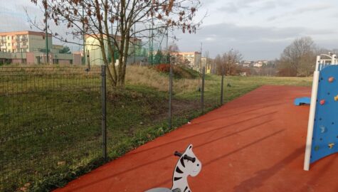 zniszczony plac zabaw w bytomiu