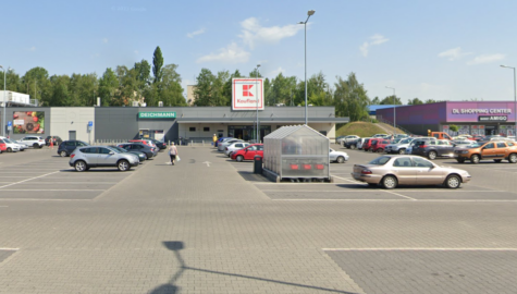 Potrącenie na parkingu sklepowym