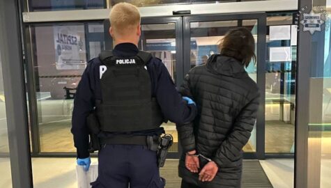 Rzucal kamieniami w budynek strazy