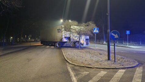 Tir zablokowal droge