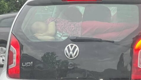 Wiozl dziecko na polce w aucie