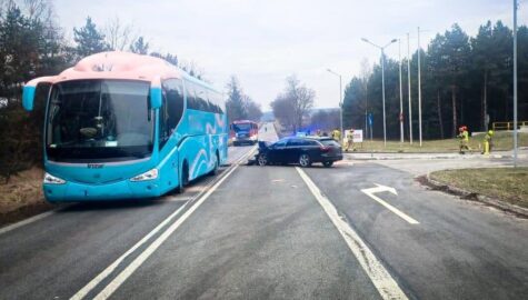 Wypadek autobusu i osobowki